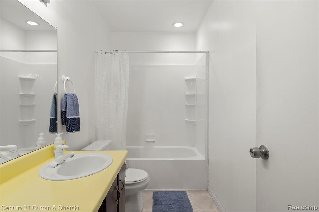 910 Chestnut Hill Drive, # E, Auburn Hills, MI 48326 — Photo 25