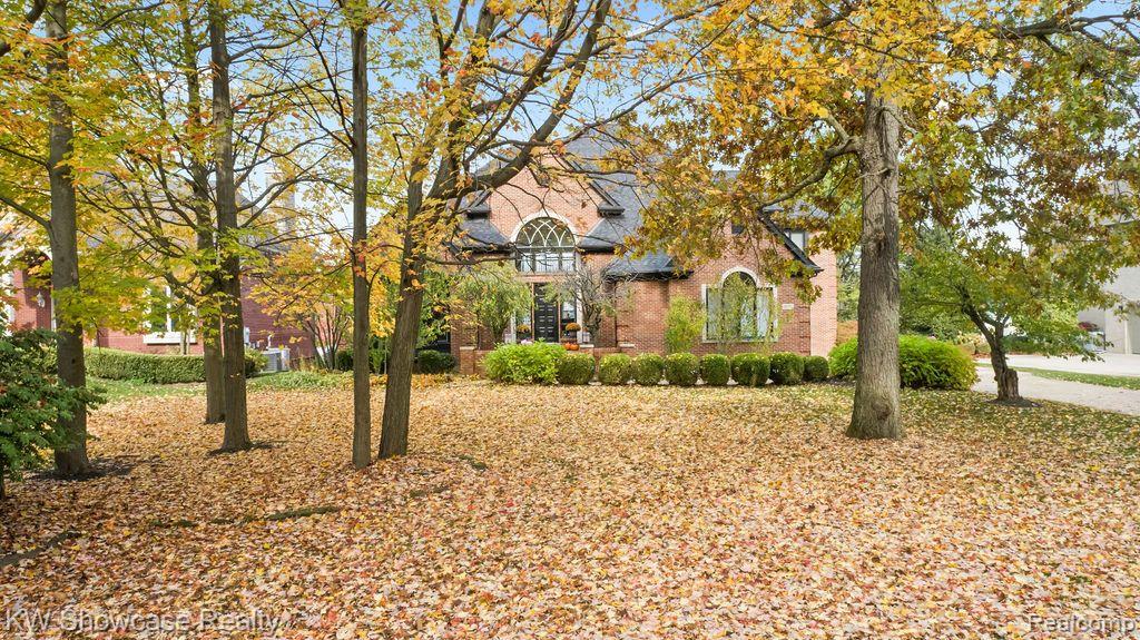 8579 PINE COVE Drive, Commerce Twp, MI 48382 — Photo 16