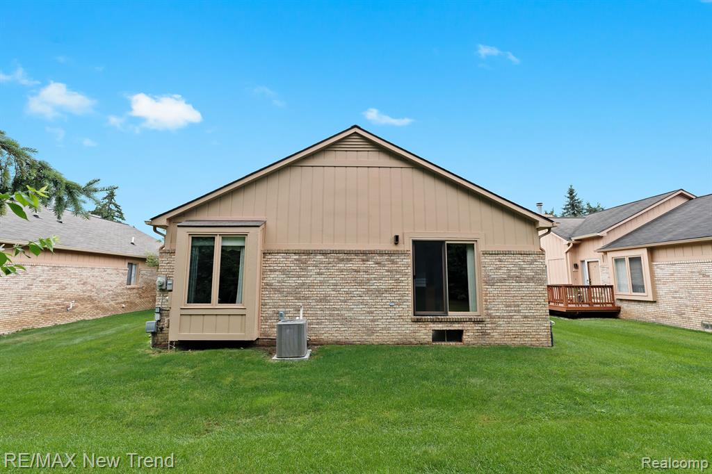 35163 KNOLLWOOD Lane, Farmington Hills, MI 48335 — Photo 6