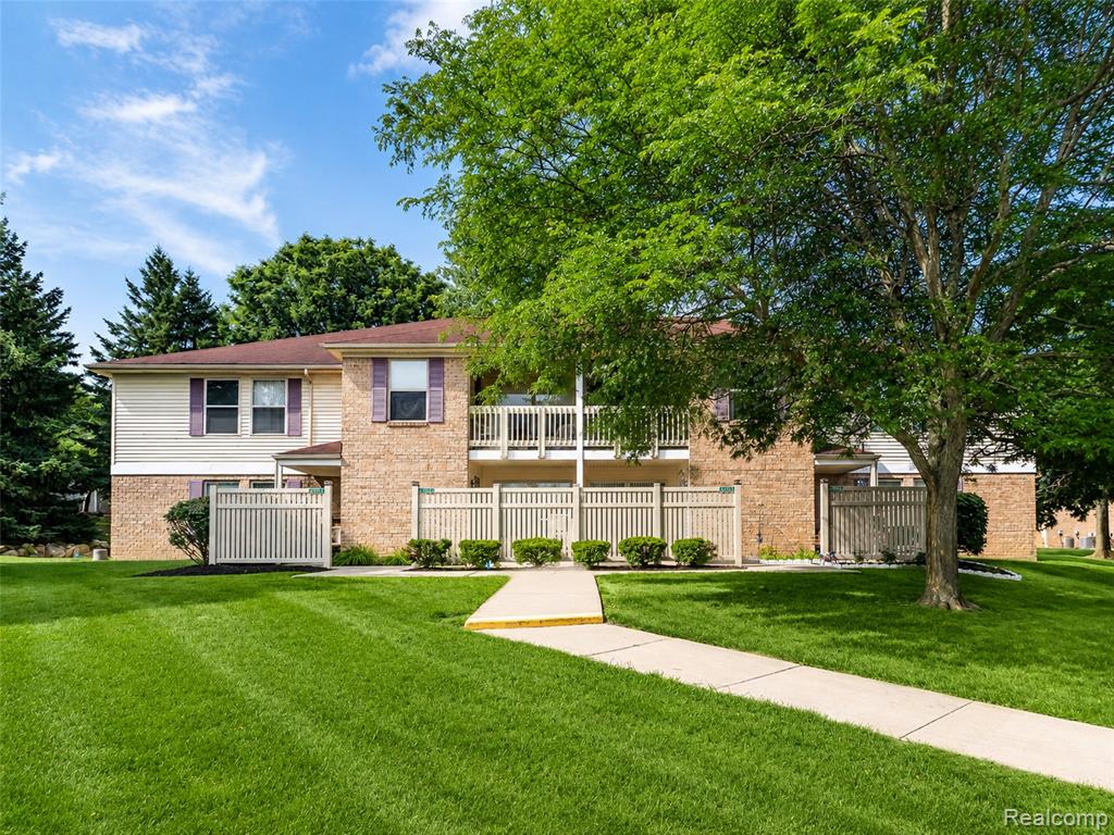 61051 Greenwood Drive, South Lyon, MI 48178
