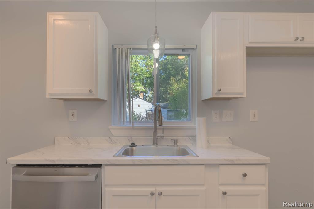 5733 CRESCENT Road, Waterford, MI 48327 — Photo 16