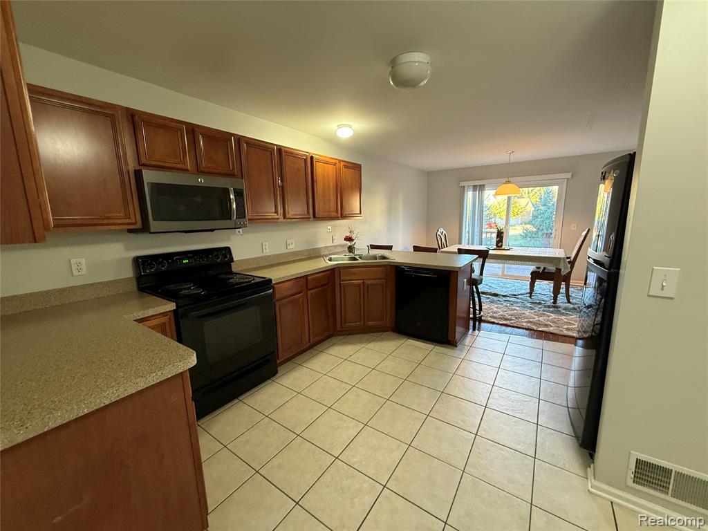 6063 Pine Cone Drive, Grand Blanc, MI 48439 — Photo 9