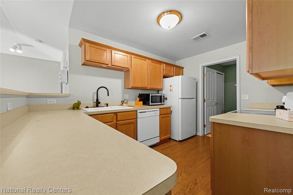4048 Berkeley Avenue, Canton, MI 48188 — Photo 10