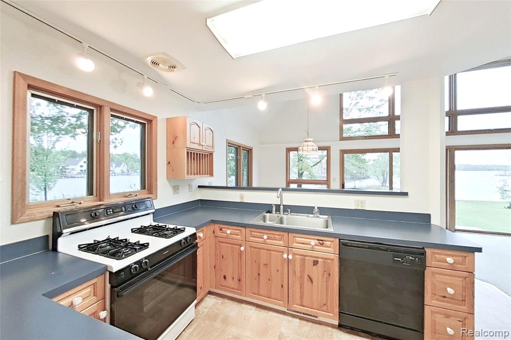 8844 RIVERSIDE Drive, Brighton, MI 48116 — Photo 6