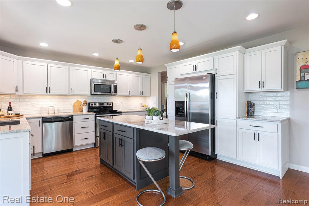 6305 N SHORE Court, West Bloomfield, MI 48324 — Photo 11
