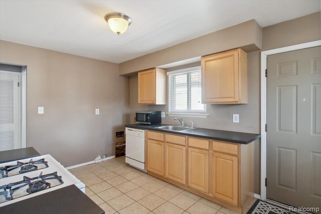 6491 N WAVERLY Street, Dearborn Heights, MI 48127 — Photo 11