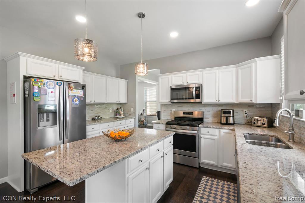 884 Grandview Drive, Commerce Twp, MI 48390 — Photo 10