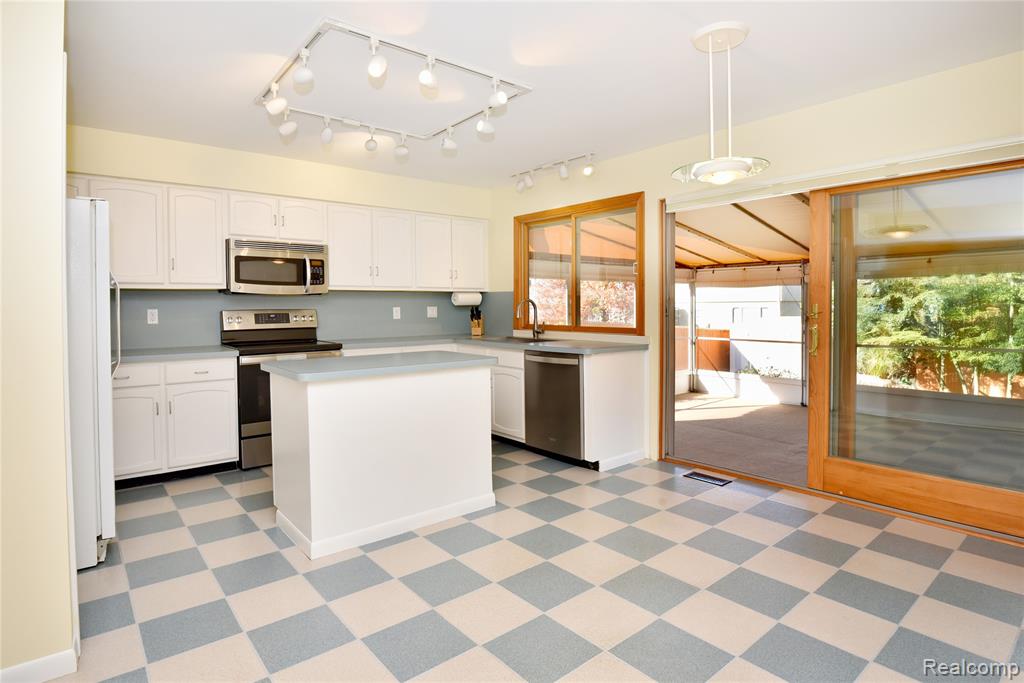 4451 Cypress Drive, Troy, MI 48085 — Photo 9