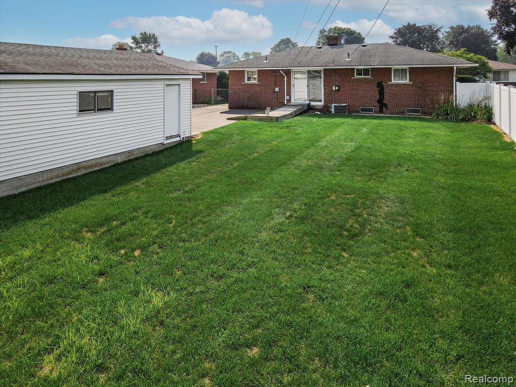 8949 Shannon Drive, Sterling Heights, MI 48314 — Photo 31