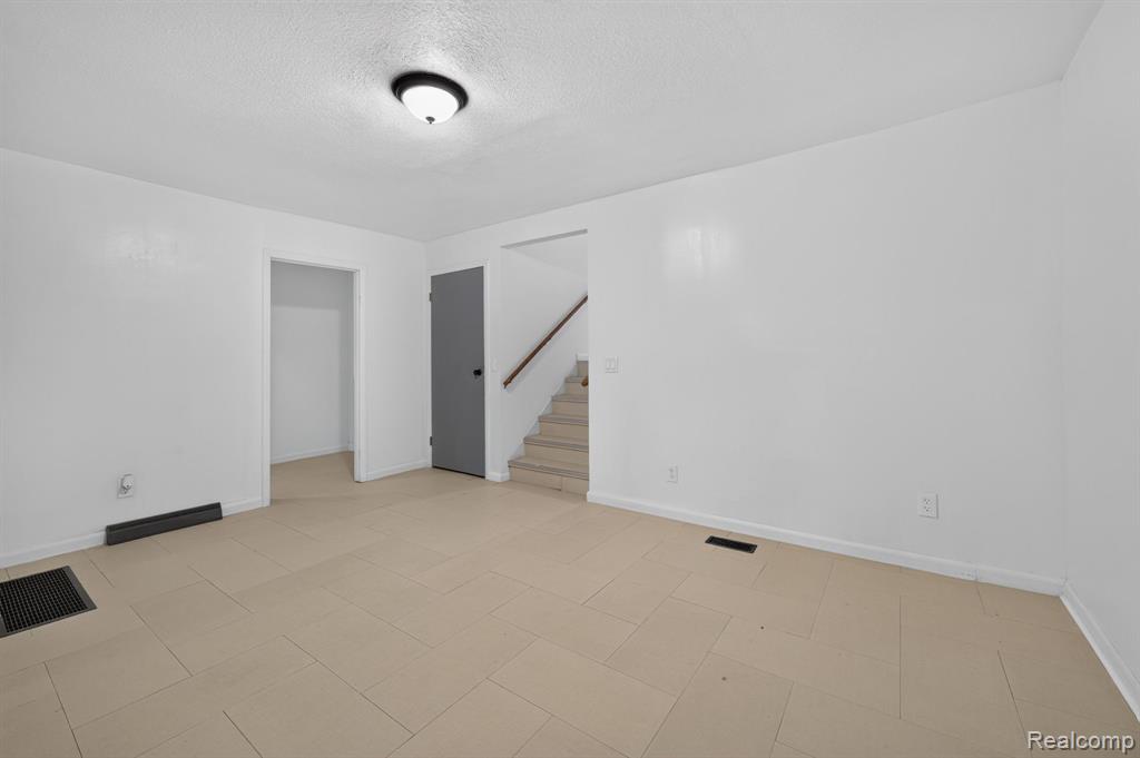 9288 Hilda Lane, Flushing, MI 48433 — Photo 15