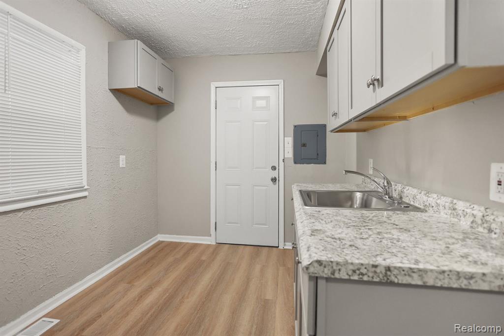 8499 MEADOW Avenue, Warren, MI 48089 — Photo 7