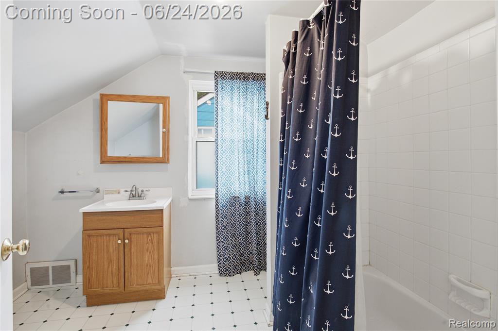 20644 Hollywood Street, Harper Woods, MI 48225 — Photo 9