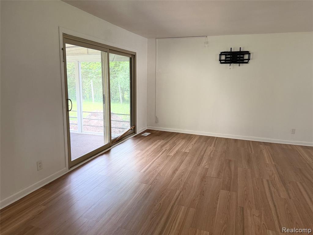5347 Mapletree Drive, Flint, MI 48532 — Photo 6