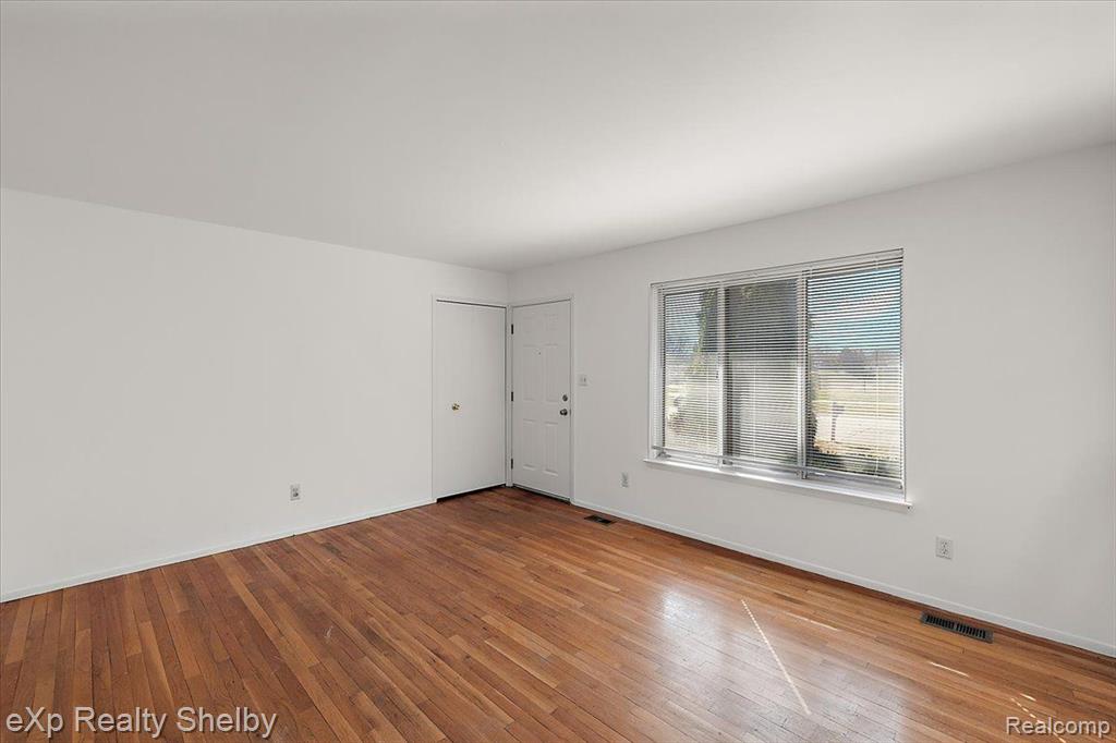 39622 UNIVERSITY Drive, Sterling Heights, MI 48310 — Photo 11