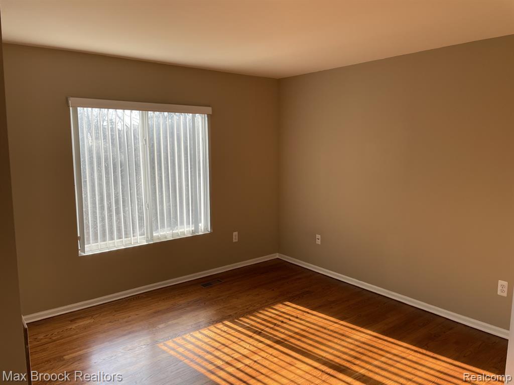 924 SANDALWOOD Drive, Troy, MI 48085 — Photo 17