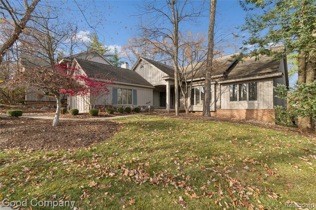 5104 Woodcliff Hill Road W, West Bloomfield, MI 48323 — Photo 2