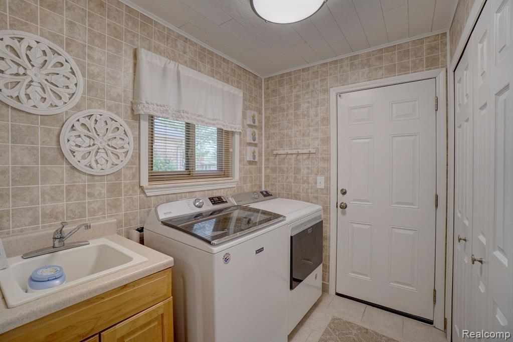 5760 LARKINS Drive, Troy, MI 48085 — Photo 22