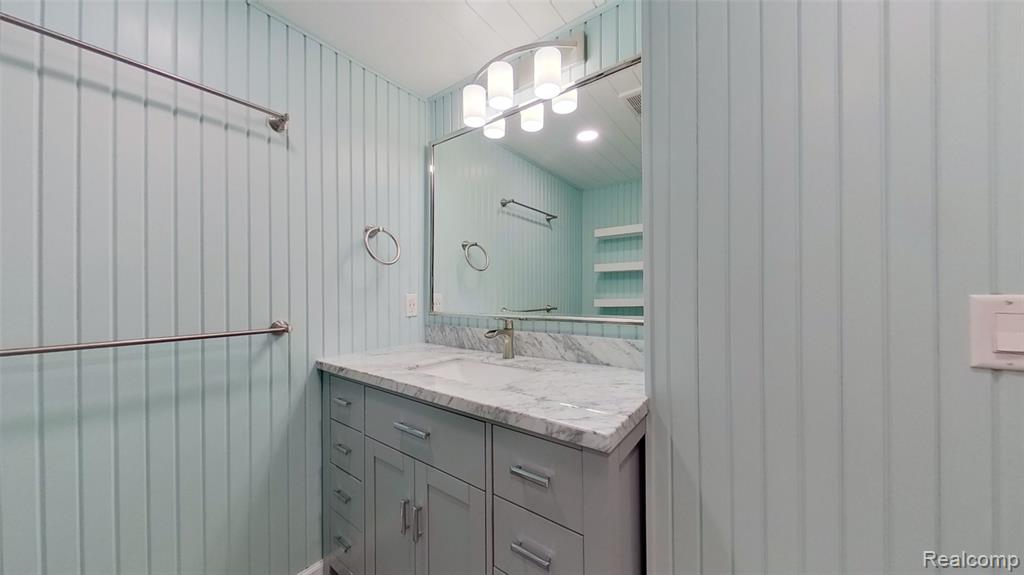 715 Lakeside Drive, Waterford, MI 48328 — Photo 55