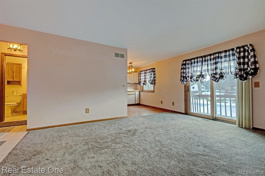 9045 E BLUEWATER Drive, Clarkston, MI 48348 — Photo 7