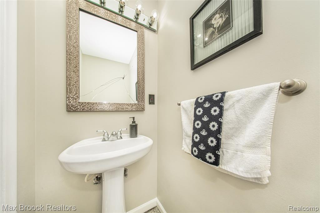 6730 Halyard Road, Bloomfield Hills, MI 48301 — Photo 25
