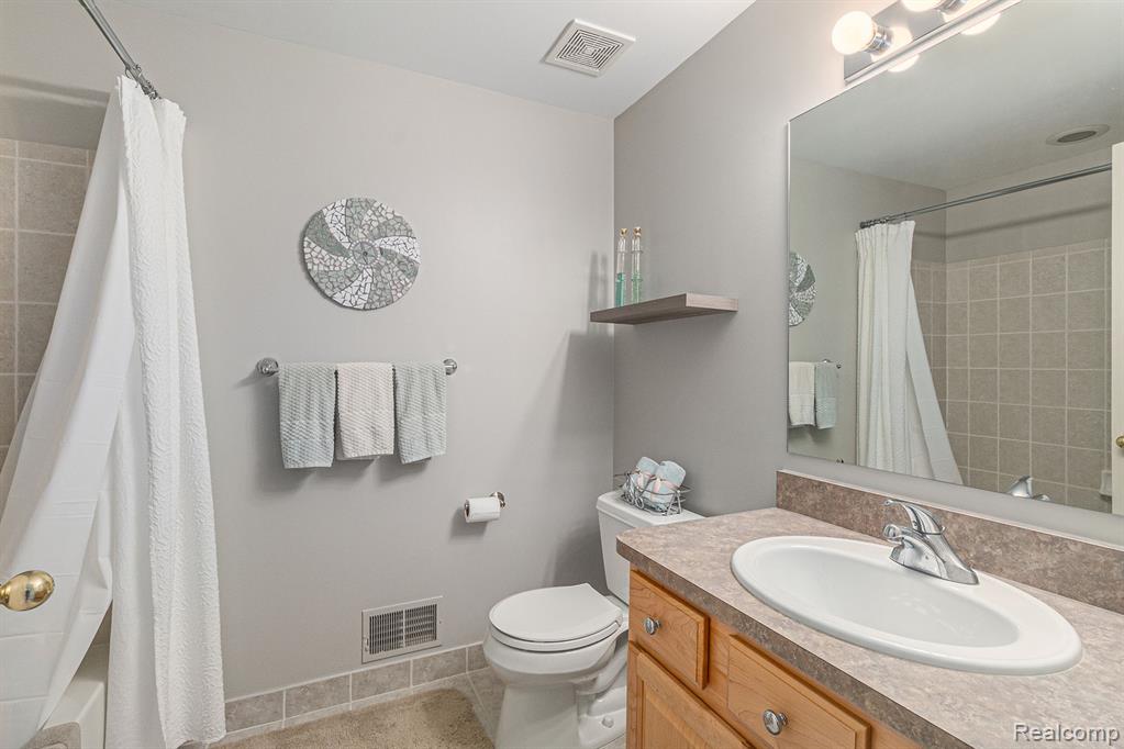 648 WOODHAVEN Drive, Commerce Twp, MI 48390 — Photo 21