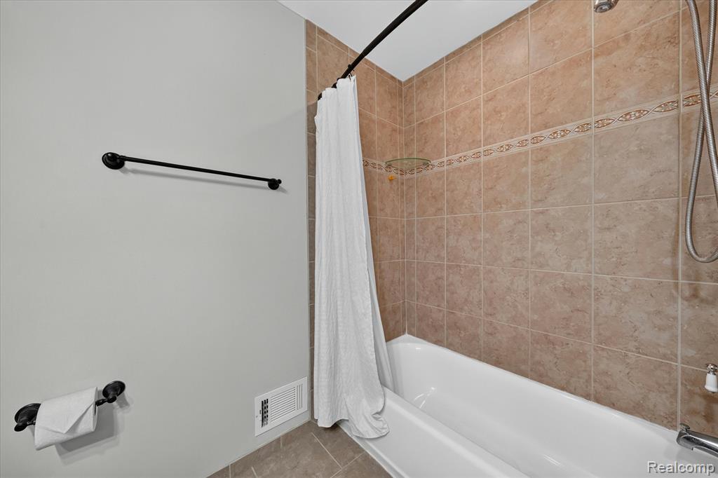 6409 Hollyhock Trail, Brighton, MI 48116 — Photo 16