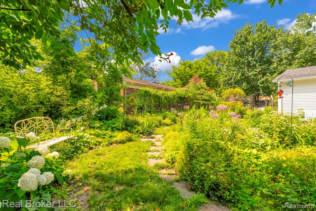 42347 Brentwood Drive, Plymouth, MI 48170 — Photo 40