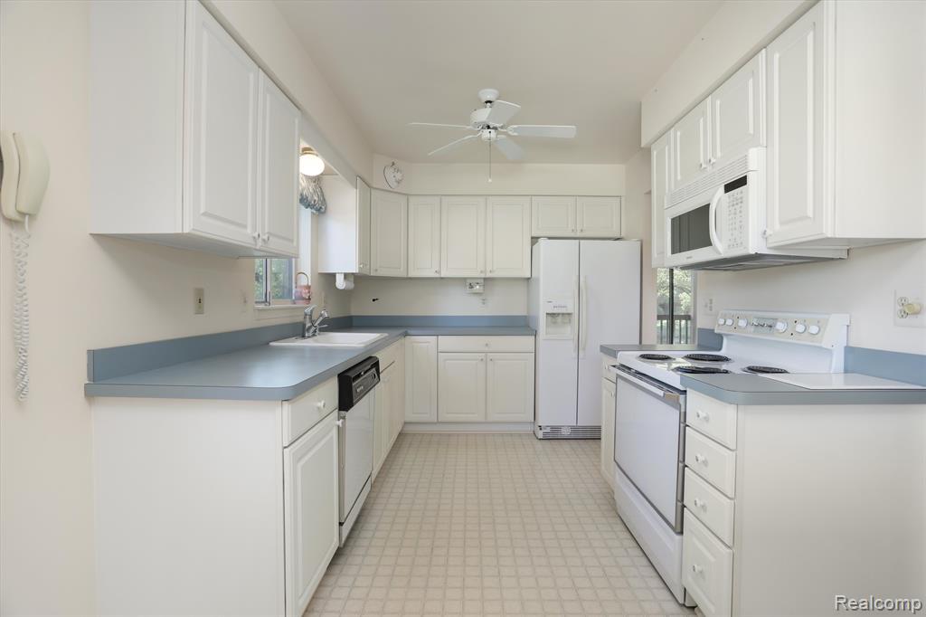 9735 HAWTHORNE GLEN Drive, Grosse Ile, MI 48138 — Photo 14