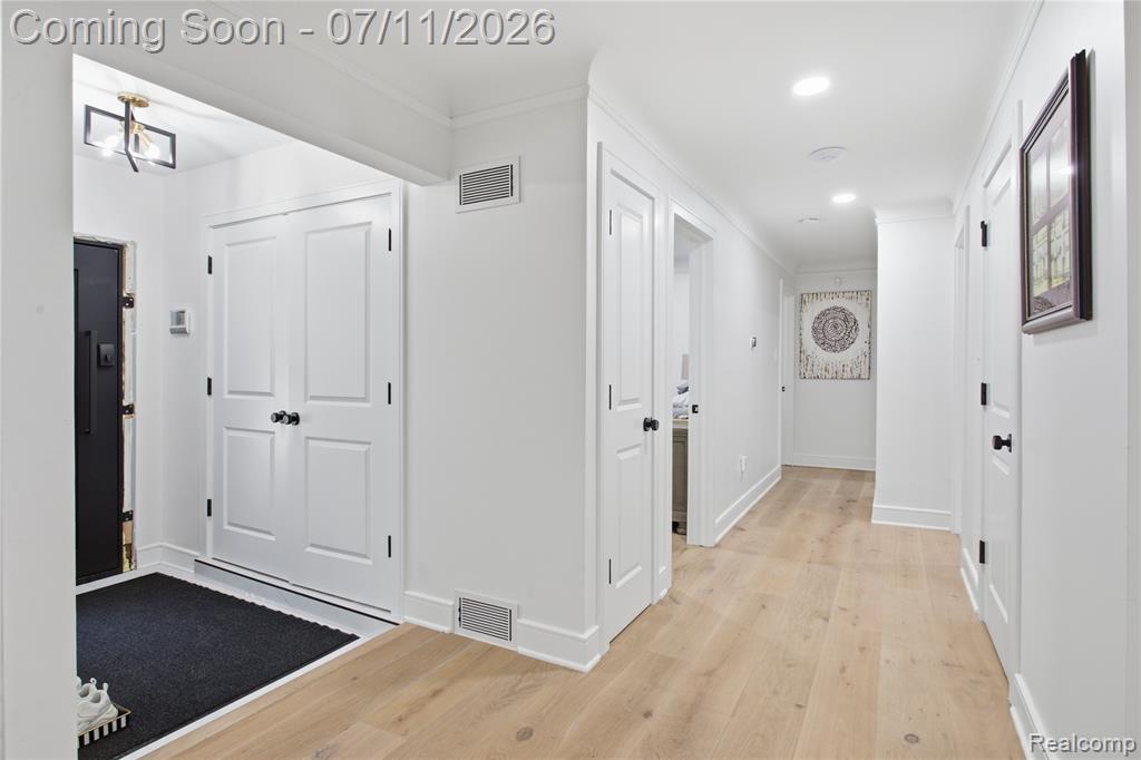 600 WOODCREST Drive, Dearborn, MI 48124 — Photo 9