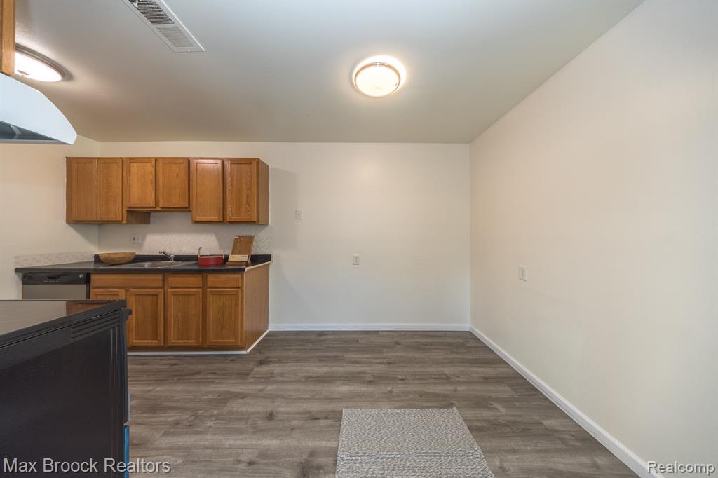 10020 ALLEN POINTE Drive N, 10020, Allen Park, MI 48101 — Photo 16