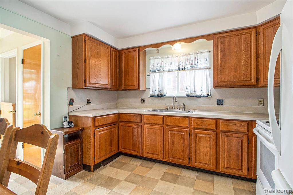 9592 SARASOTA, Redford, MI 48239 — Photo 10