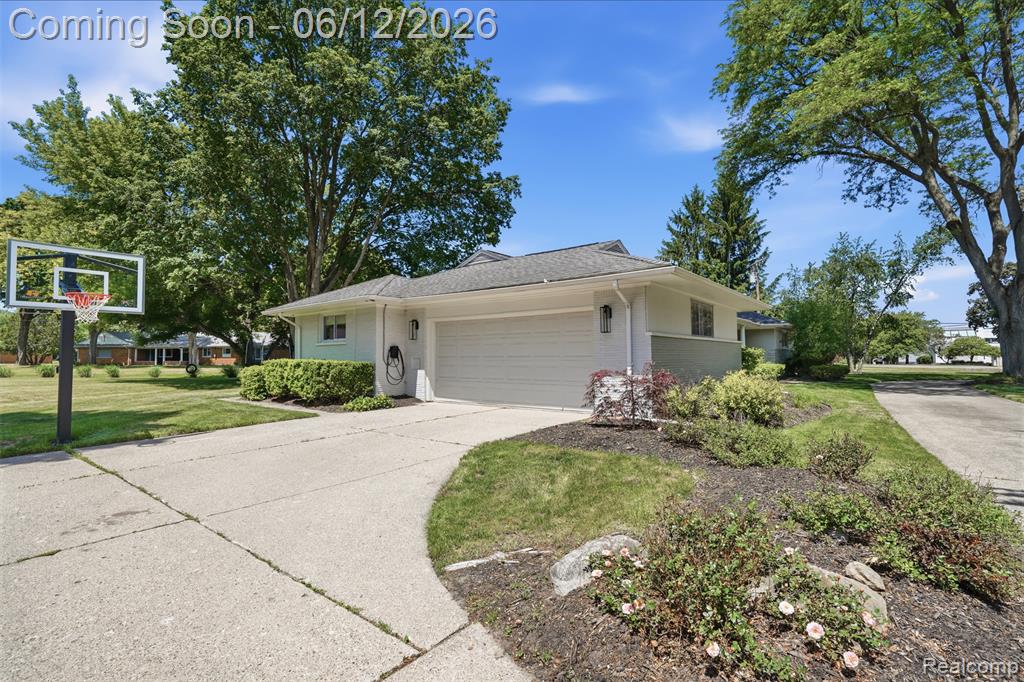 6998 Meadowlake Road, Bloomfield Hills, MI 48301 — Photo 35