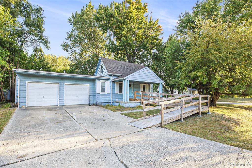 8123 Janis Street, Shelby Twp, MI 48317 — Photo 2