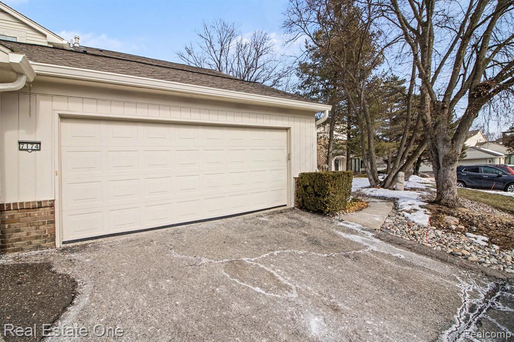 7174 Creeks Crossing, West Bloomfield, MI — Photo 3