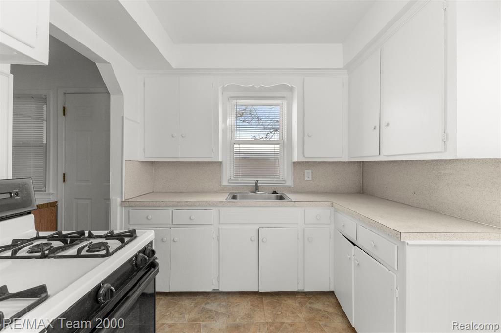 5876 KINMORE Street, Dearborn Heights, MI 48127 — Photo 12