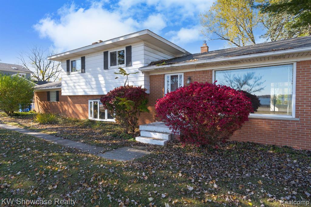 5274 Cooley Lake Road, Waterford, MI 48327 — front exterior