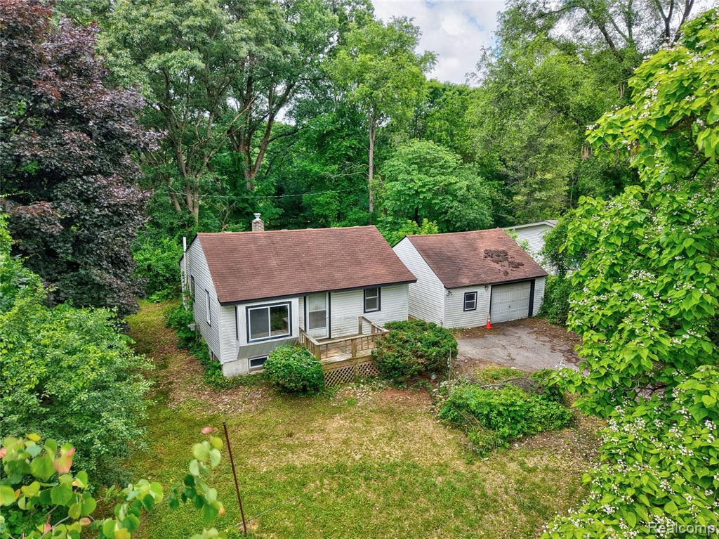 1975 Porter Road, White Lake, MI 48383 — front exterior