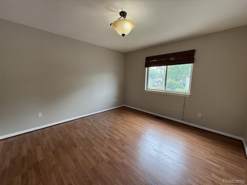8303 Lenore Street, Dearborn Heights, MI 48127 — Photo 9
