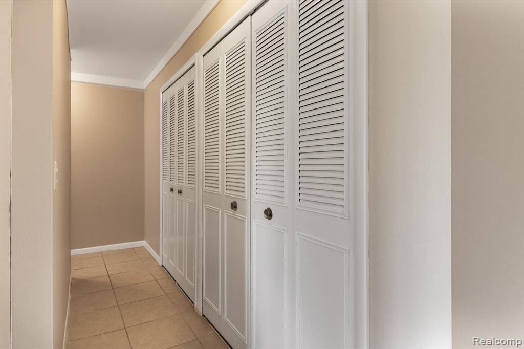 500 FOX HILLS Drive N, A-8, Bloomfield Hills, MI 48304 — Photo 13