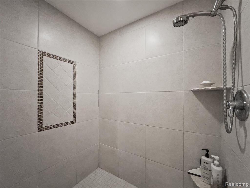 5484 Waldon Road, Clarkston, MI 48348 — Photo 45