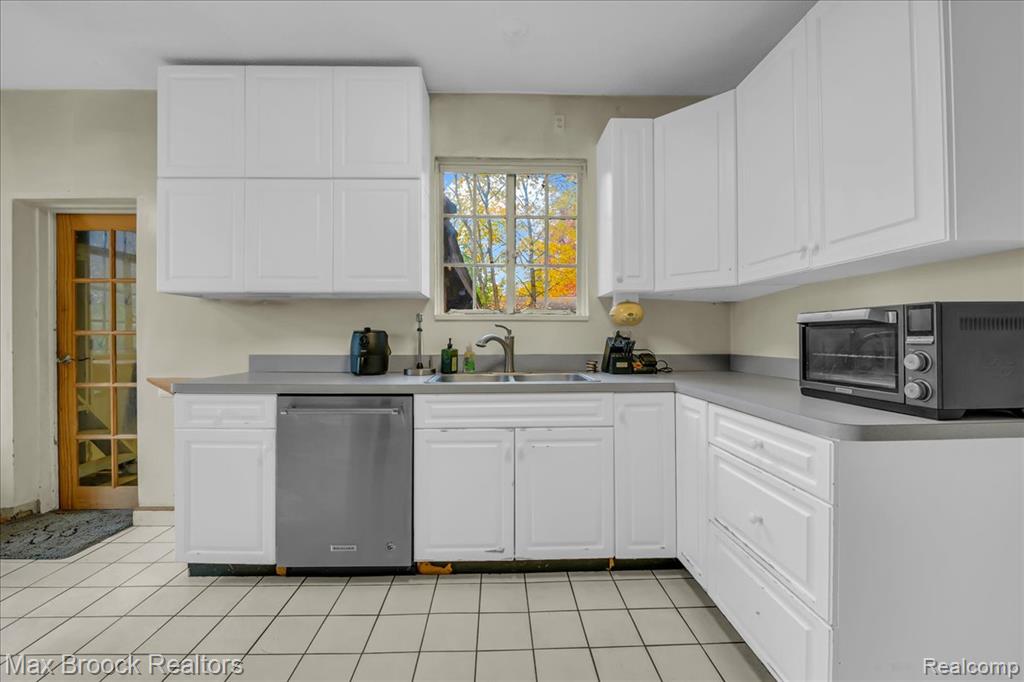 2085 Pontiac Drive, Sylvan Lake, MI 48320 — Photo 13