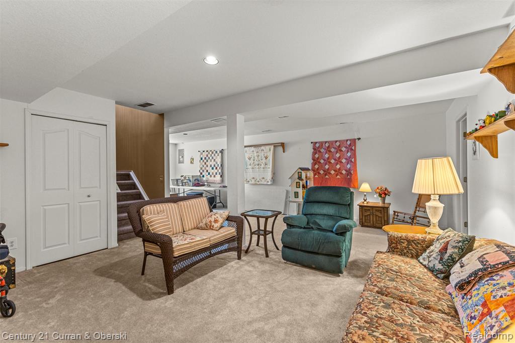 698 Ravencrest Lane, Westland, MI — Photo 32