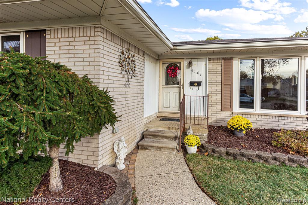 6104 Ardmore Park Circle, Dearborn Heights, MI 48127 — Photo 2
