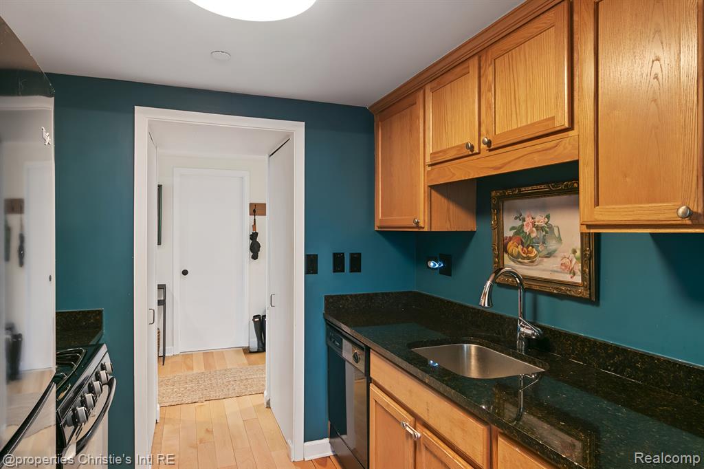 3320 SPINNAKER Lane, 15C, Detroit, MI 48207 — Photo 3
