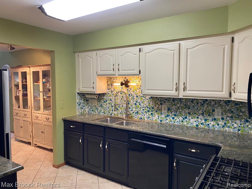 16226 PINE RIDGE Drive, Fraser, MI 48026 — Photo 16