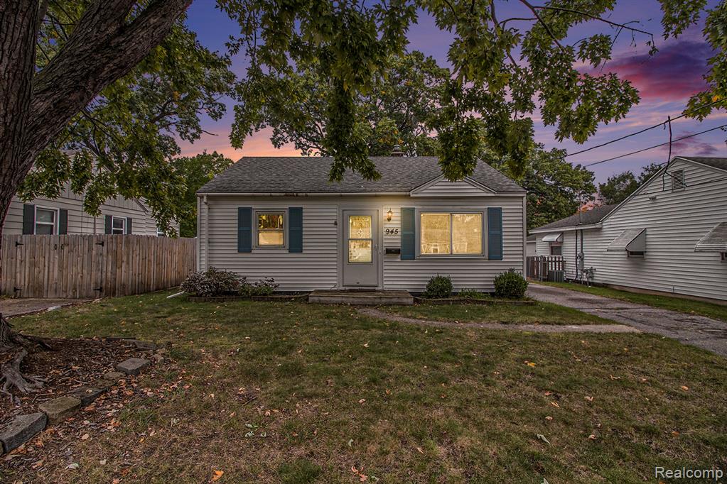 945 33rd Street SW, Wyoming, MI 49509 — front exterior