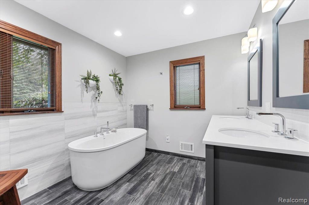 8707 VOIGT Avenue, Grosse Ile, MI 48138 — Photo 31