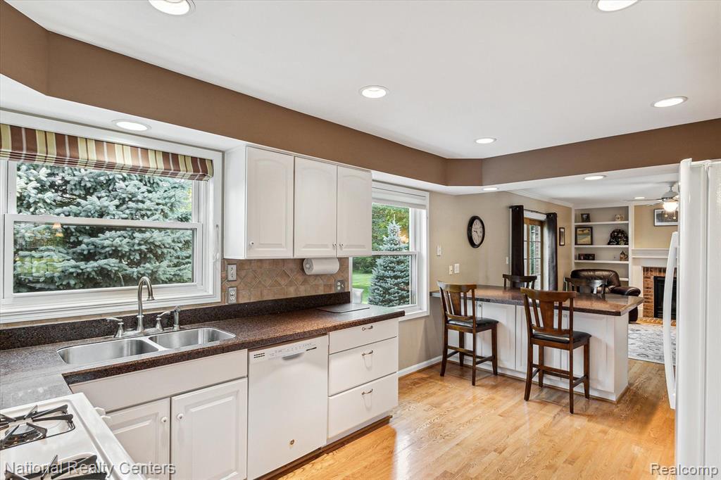 42372 COTSWOLD Court, Northville, MI 48168 — Photo 8
