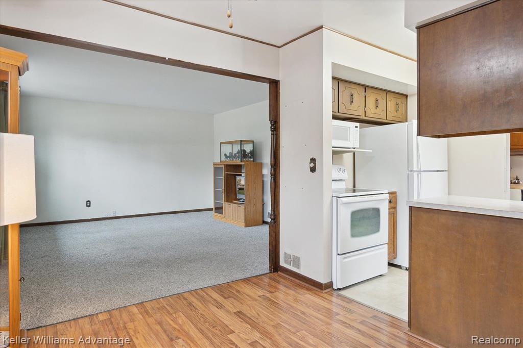 4942 HARDING Street, Dearborn Heights, MI 48125 — Photo 10