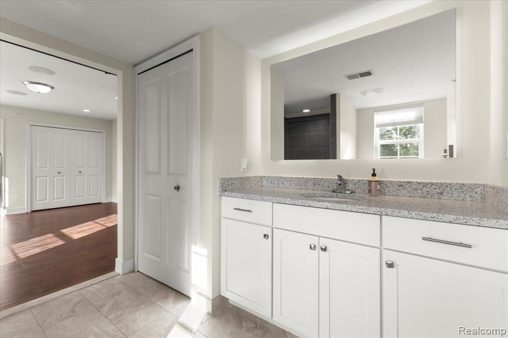 5656 Flagstaff Pines Drive, 406, Shelby Twp, MI 48317 — Photo 17